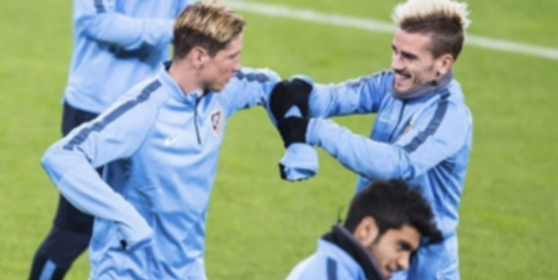 Fernando Torres (izq) esperará su oportunidad en el banquillo rojiblanco. / EFE