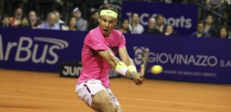 Rafa Nadal devuelve una bola a Facundo Argüello en el encuentro de ayer. / EFE