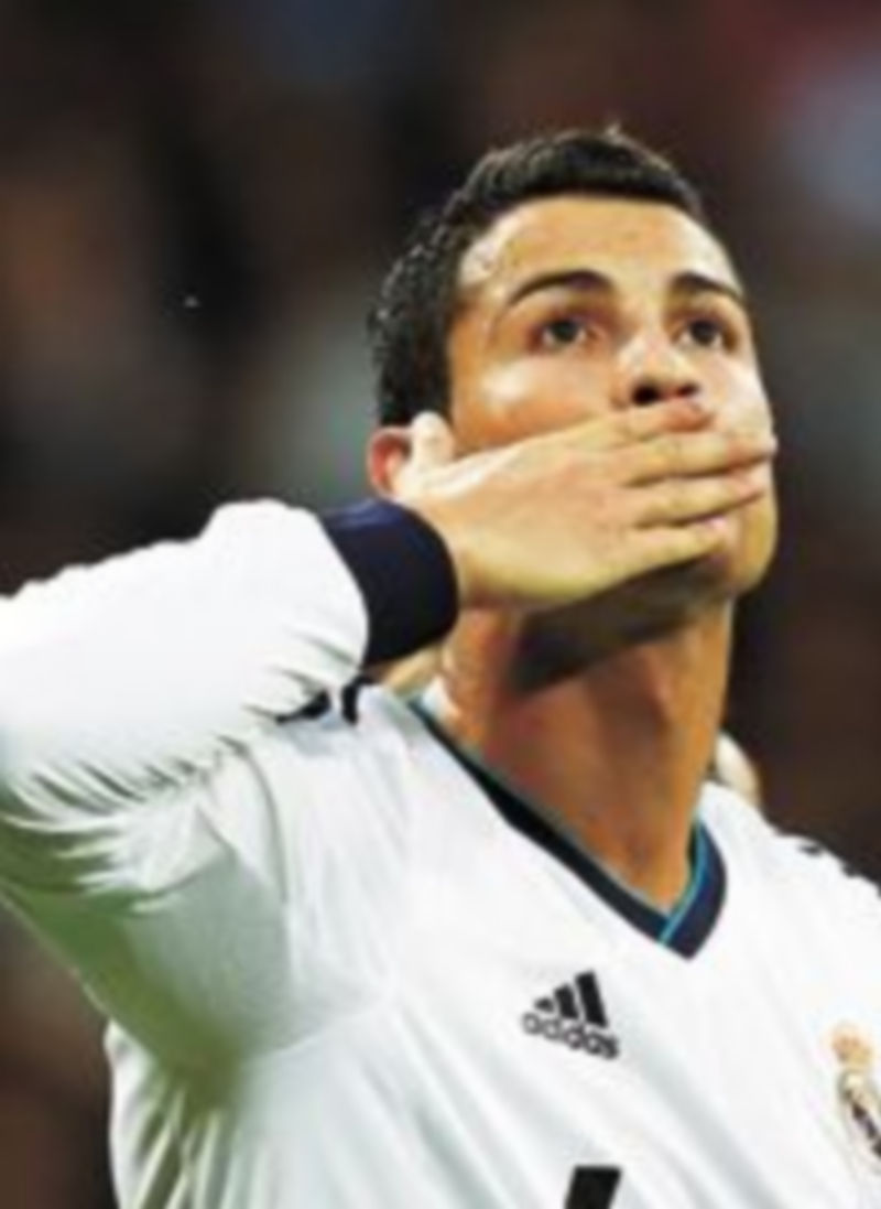 Cristiano cerró el triunfo ‘merengue’ al transformar un penalti cometido sobre Özil. / Reuters