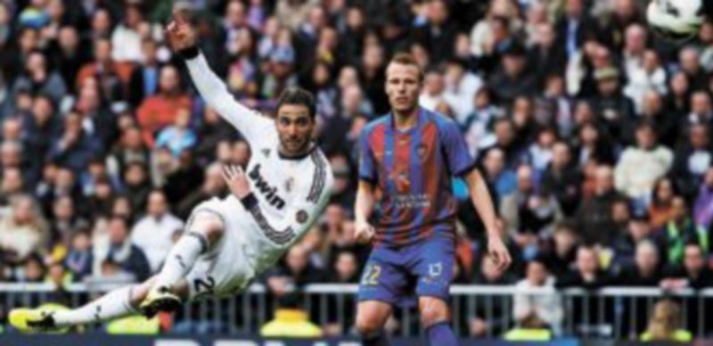 Higuaín empató el encuentro con un espectacular gol en el que remató de forma acrobática un milimétrico pase de Xabi Alonso. / Reuters