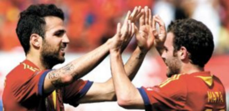 Cesc Fábregas y Mata festejan el segundo gol