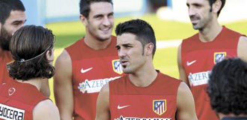 David Villa conversa con sus compañeros en  el Cerro del Espino de Majadahonda durante el entrenamiento de ayer. / Chema Moya (Efe)