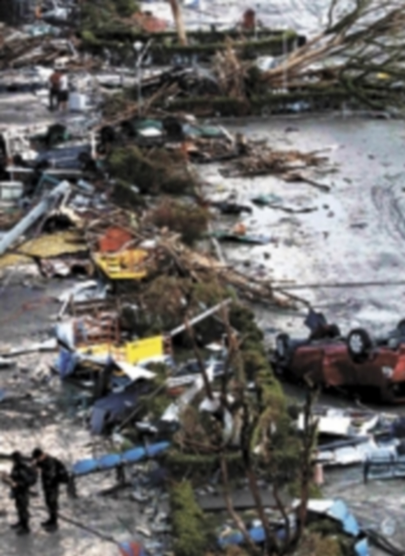 Desolación y muerte en la ciudad de Tacloban tras el paso de ‘Yolanda’. / Reuters