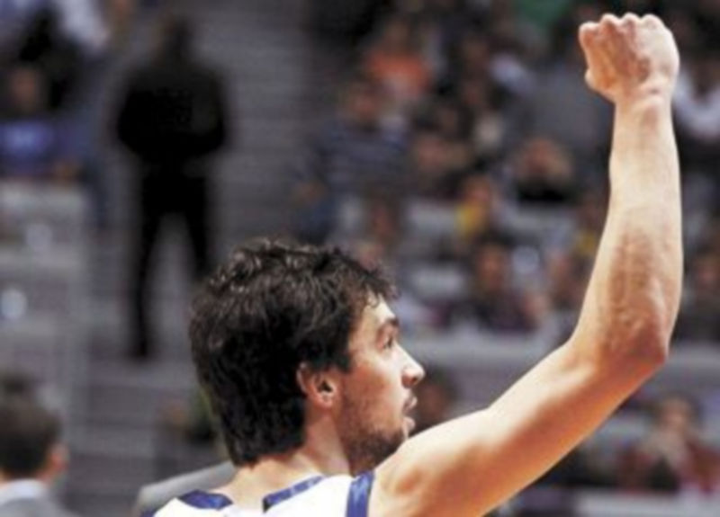 Sergio Llull celebra el triunfo del Real Madrid en las semifinales del ‘torneo del KO’. / Efe.