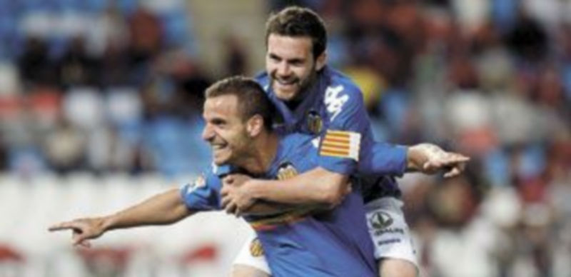 Soldado y Mata celebran el tanto que abrió el marcador en el estadio de los Juegos del Mediterráneo. / Efe.