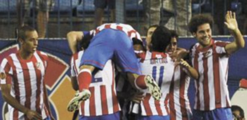 Los jugadores del conjunto rojiblanco celebran el tanto de Falcao. / Efe.