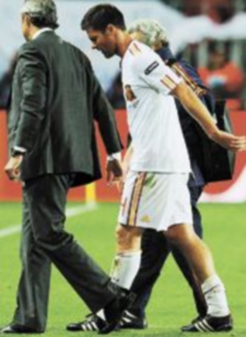 Pendientes de Xabi y Ramos 1 Xabi Alonso se retira lesionado del terreno de juego en el encuentro frente a la República Checa. / Filip Singer (Efe)