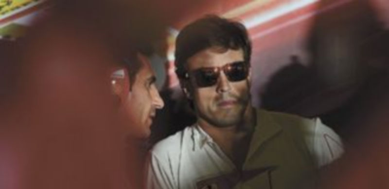 Fernando Alonso charla durante un descanso con Andrea Stella