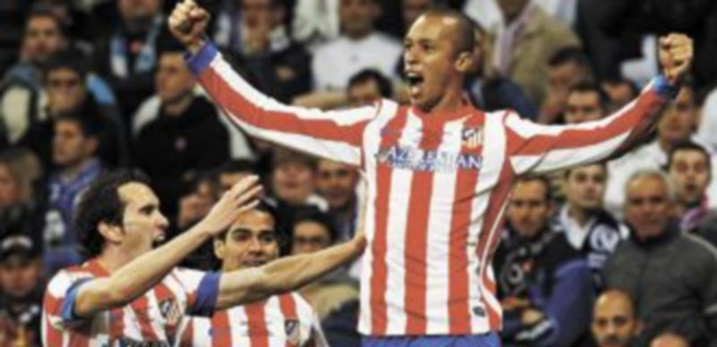 Miranda se convirtió en el gran héroe de la noche al lograr el gol que dio el triunfo a los suyos en la prórroga. / Efe