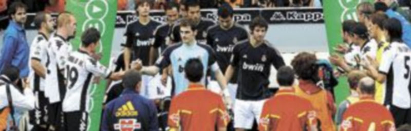 Gonzalo Higuaín (i) y Kaká desarbolaron a la defensa levantina. / Efe