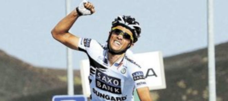 Nadal levanta el brazo para celebrar su triunfo en el volcán. /Efe