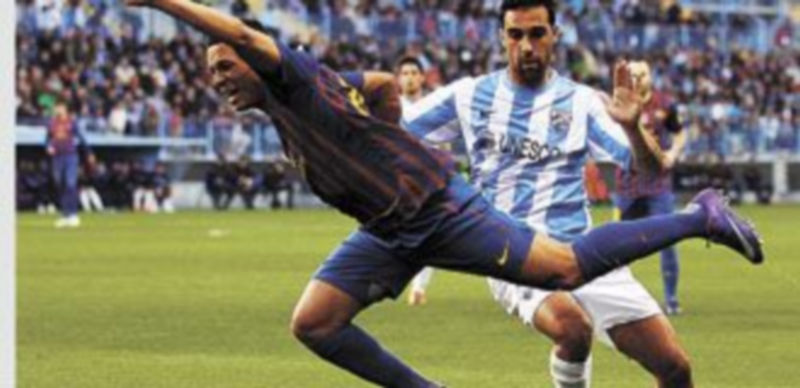 Iniesta y Piqué felicitan a Messi tras marcar uno de los tantos. / Reuters