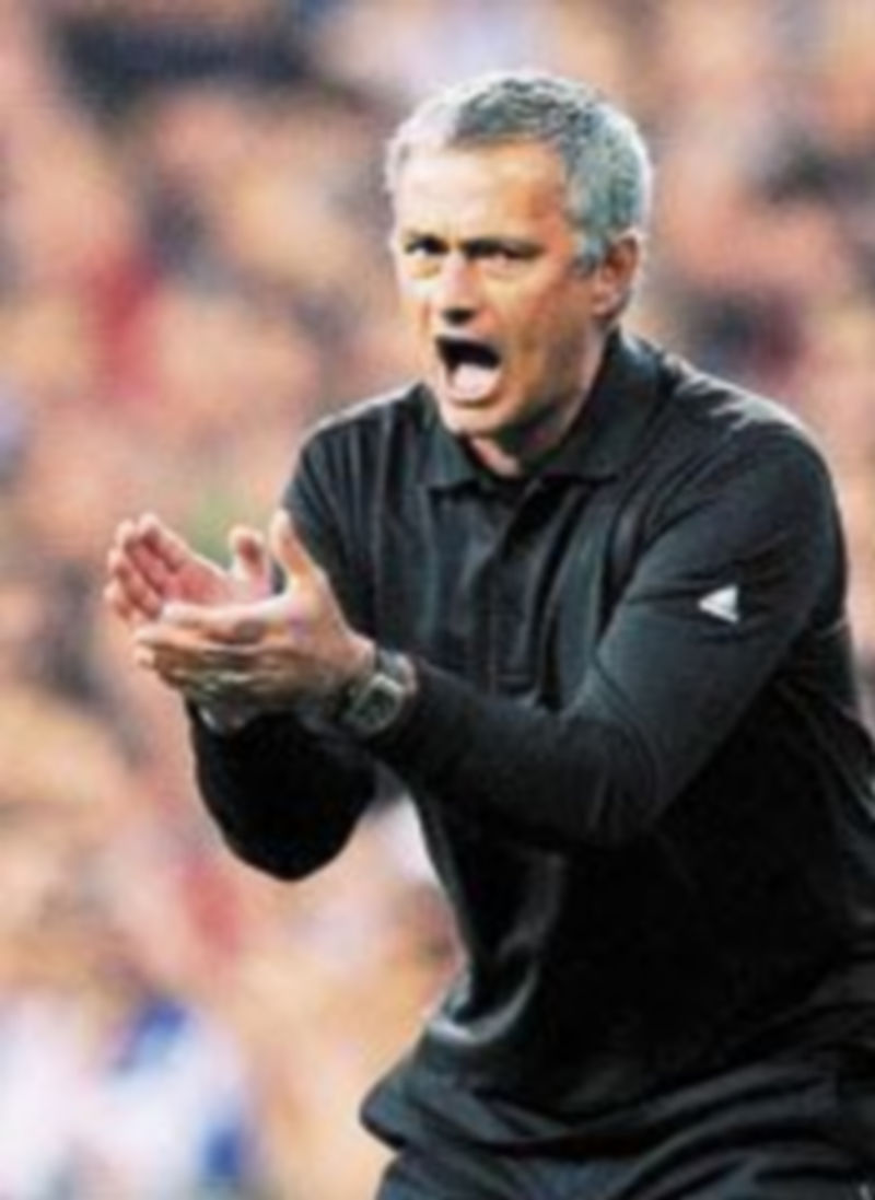 Los jugadores del conjunto blanco celebran el primer tanto del choque