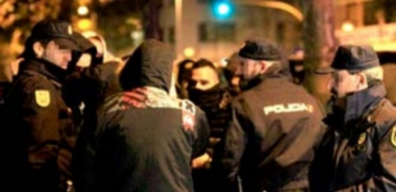 Salida de los juzgados de Plaza Castilla de algunos de los veintiún detenidos por los incidentes del domingo. / EFE