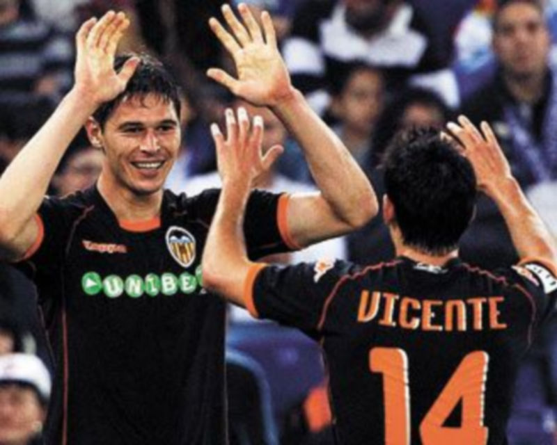 Zigic celebra con Vicente el primer tanto conseguido en Cornellá. / REUTERS