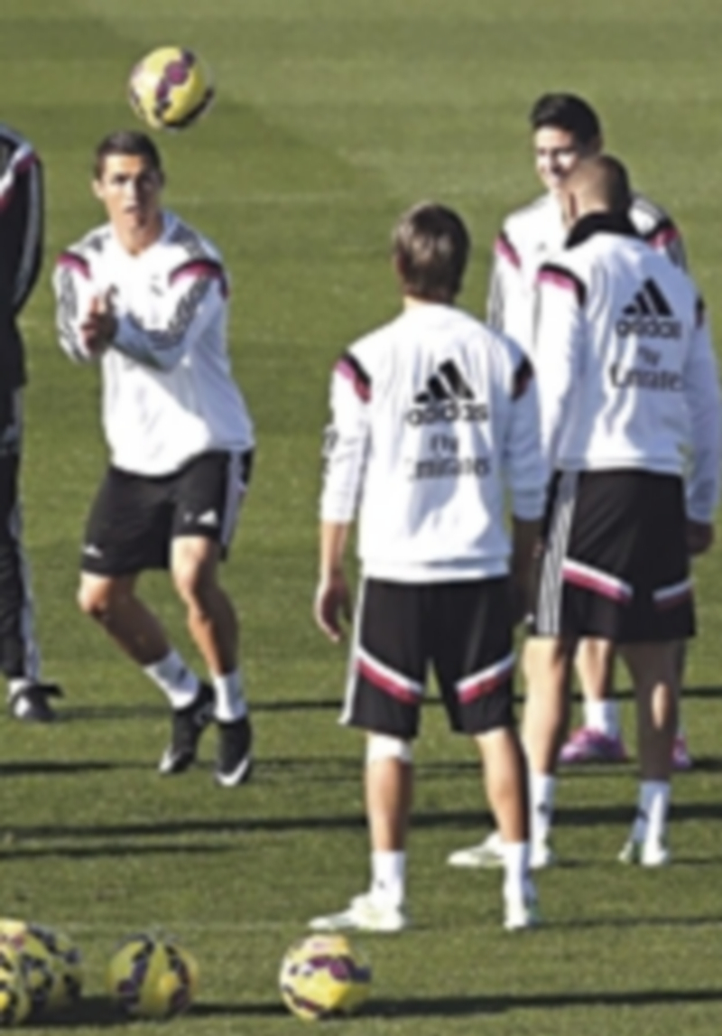 Ronaldo y Benzemá buscarán ampliar sus registros goleadores ante el Celta. / EFE