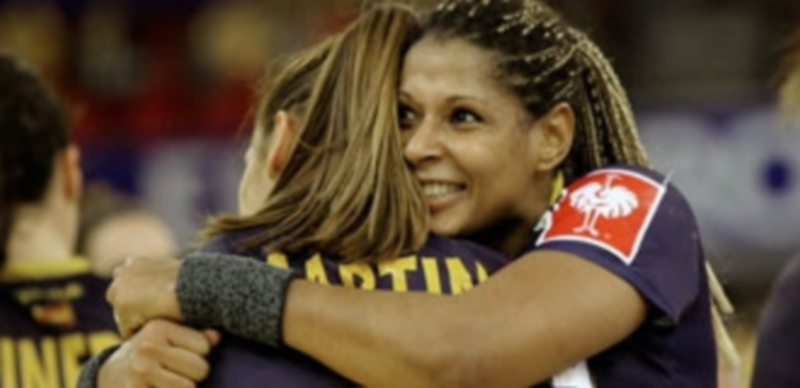 Las jugadoras españolas Marta Mangué (derecha) y Carmen Martín celebran la victoria conseguida ante Montenegro que permite a la Selección Española disputar la final del Europeo de Balonmano. / EFE