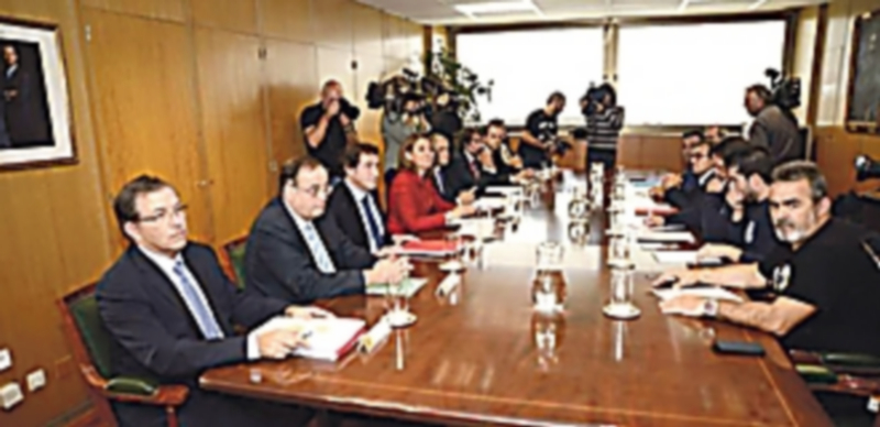Los representantes del ministerio de Industria mantuvieron una reunión ayer con las partes afectadas. / Europa Press