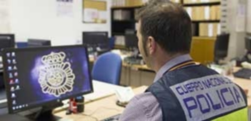 Detenido un pedófilo tras olvidar un USB con pornografía infantil 1 Agentes especializados en delitos informáticos analizaron el USB para dar con el supuesto pedófilo. / E. P.