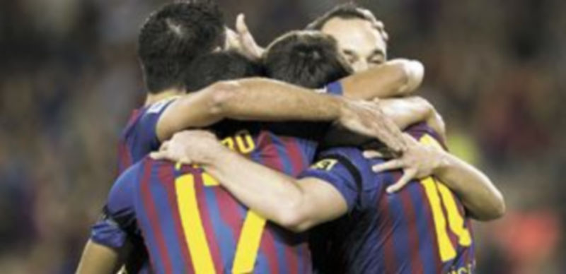 Los jugadores del conjunto azulgrana festejan el primer tanto del argentino Leo Messi. / Alejandro García (Efe)