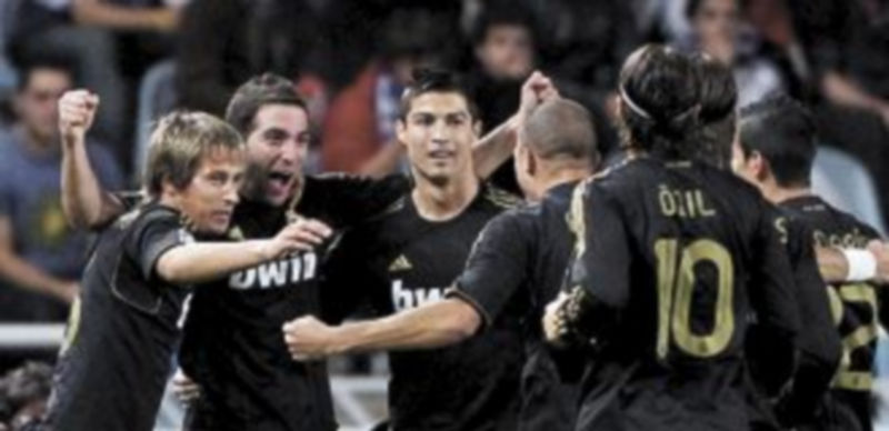 Los jugadores del Real Madrid celebran el tanto anotado por Gonzalo Higuaín en el estadio de Anoeta. / Efe.