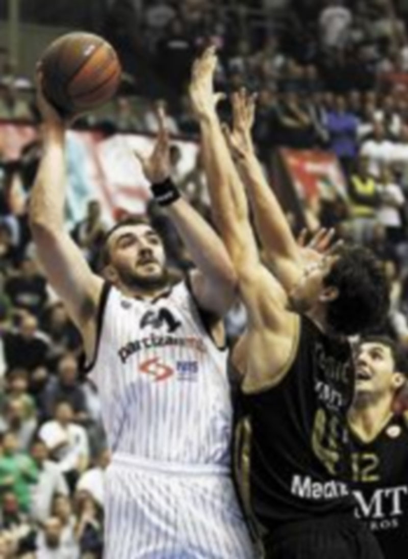 Pekovic intenta anotar ante la defensa de Tomic. / Reuters.