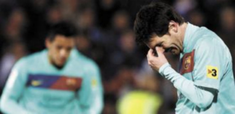 Leo Messi se lamenta tras fallar una clara ocasión de gol en la segunda mitad del encuentro. /Reuters