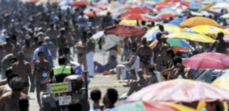 Un policía local transita por la playa de la Malvarrosa de Valencia