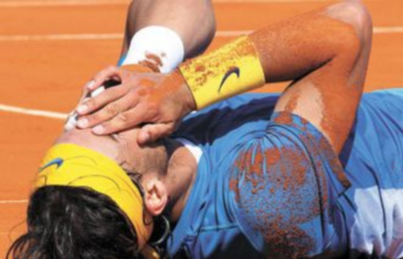 El tenista español Rafael Nadal celebra su victoria en la arena de Montecarlo. /Efe