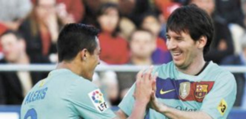 Messi y Alexis celebran el primer tanto que el colegiado del encuentro anotó en el acta al argentino pese al toque del chileno en la misma línea de cal. / Reuters.