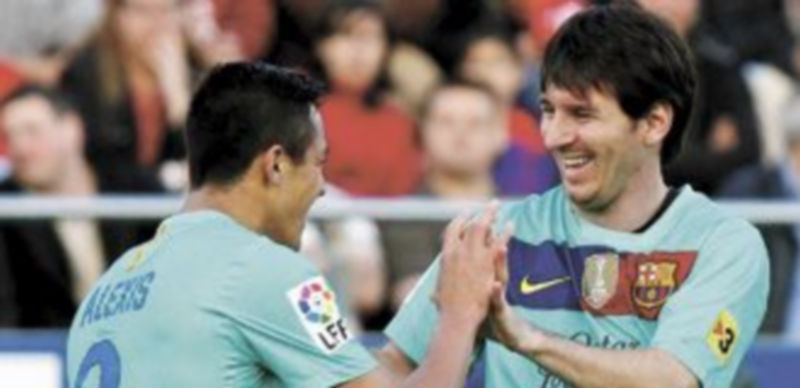Messi acude al rescate 1 Alexis Sánchez felicita a Messi tras anotar el gol de la igualada en el estadio Ciudad de Valencia. / Reuters.
