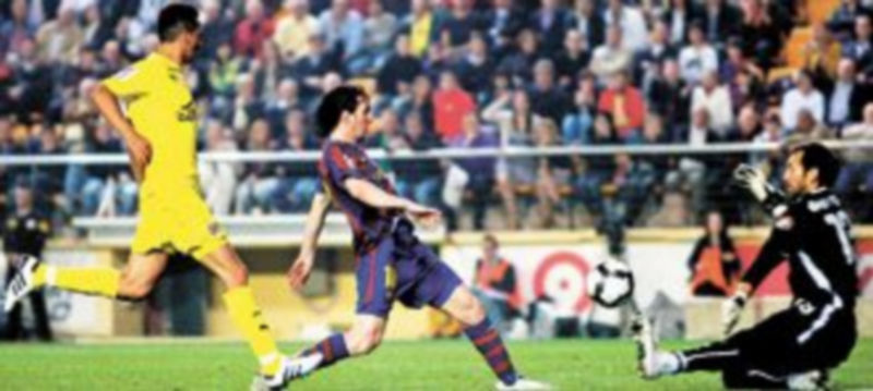 Leo Messi abrió y cerró el marcador en El Madrigal y consolida el Pichichi de la Liga con 29 tantos en el campeonato doméstico. / Efe