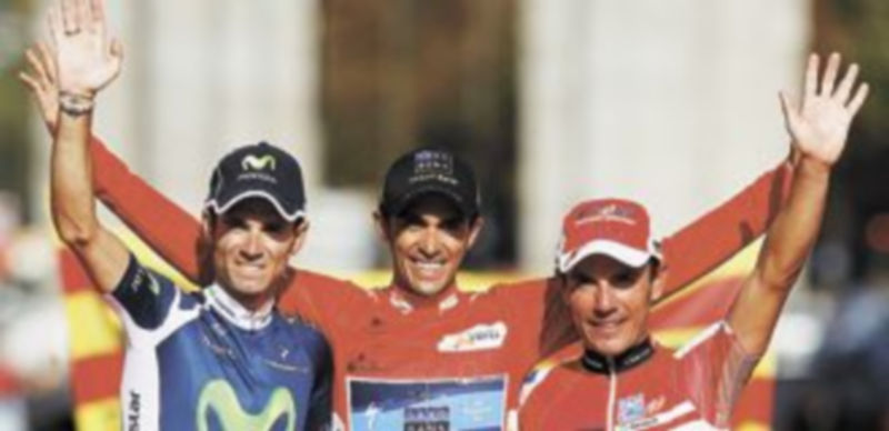 Contador posa sonriente con el trofeo conquistado. / Reuters