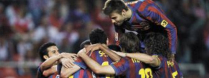 Los jugadores del Barcelona festejan el triunfo conquistado ante el Sevilla en el Pizjuán. / Reuters