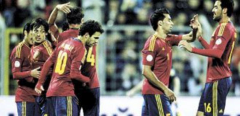 Los jugadores celebran uno de los tantos del canario. / V. Fedosenko (Reuters)