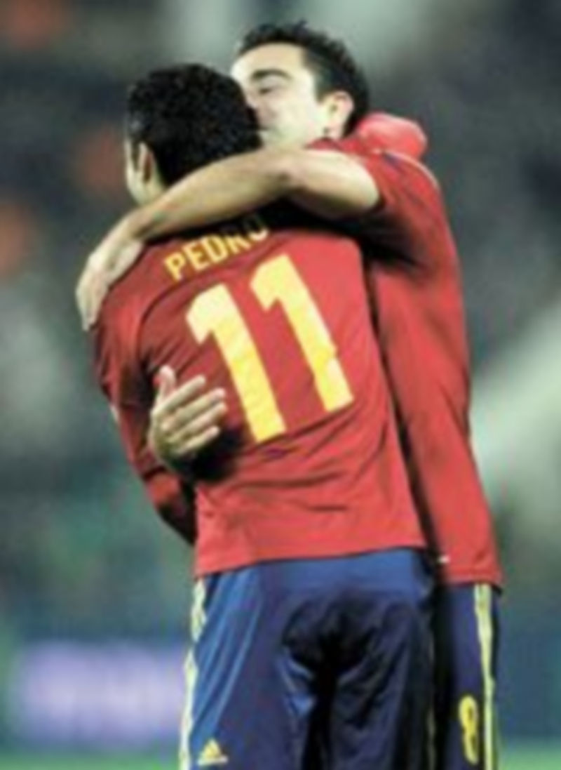 Xavi felicita a Pedro después de que el canario anotase tres tantos. / Reuters