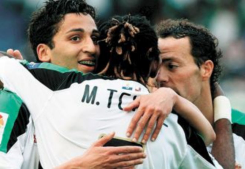 Iván Bolado (i) y Pablo Pinillos abrazan al autor de los dos tantos del Racing