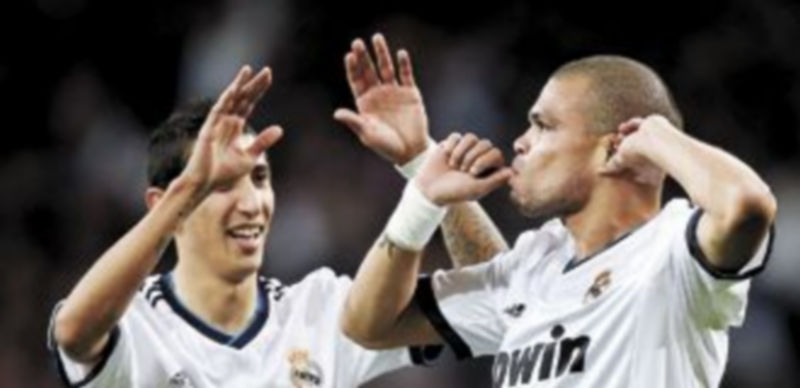 Di María y Pepe festejan el primer tanto blanco