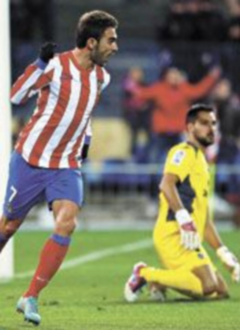 El delantero Adrián festeja el primer gol rojiblanco en el Calderón. /Reuters