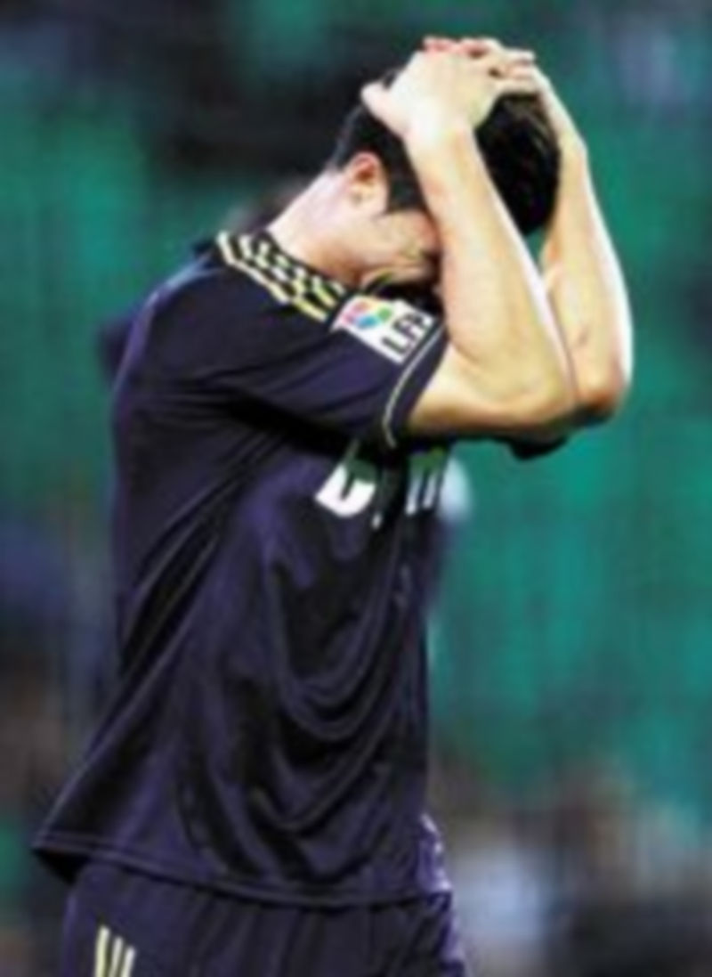 Cristiano Ronaldo se desespera tras fallar una ocasión de gol. / Reuters