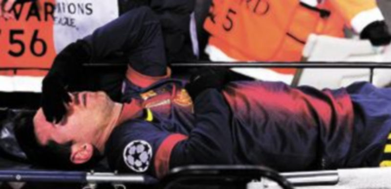 El atacante no pudo abandonar el terreno de juego por su propio pie cuando apenas quedaban unos minutos para la conclusión del choque. / AFP