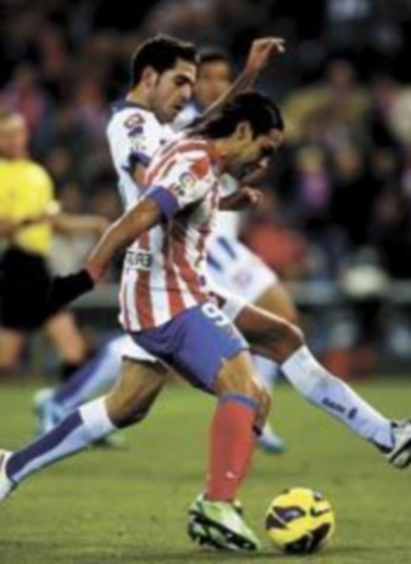 El deportivista Camuñas intenta arrebatar a Falcao el control del esférico. / S. Vera (Reuters)