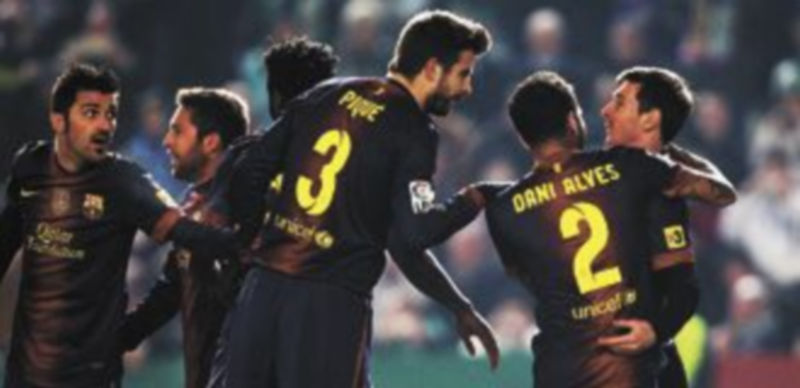 Los jugadores del conjunto azulgrana felicitan al atacante sudamericano después de marcar el primer tanto. / Reuters