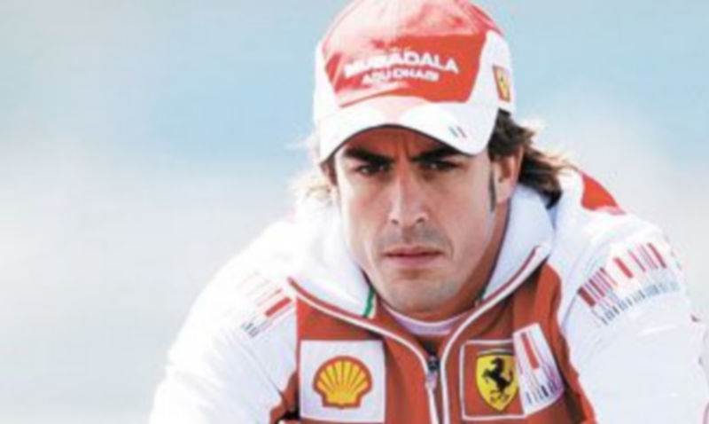 Alonso paseó en bici por el trazado británico. /Reuters