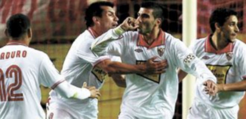 El tanto del sevillista Reyes no sirvió para que el conjunto hispalense se llevara los tres puntos. / Reuters