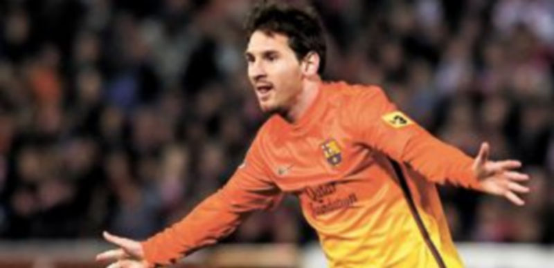 El delantero sudamericano festeja uno de los tantos anotados en el estadio Nuevo Los Cármenes. / Reuters