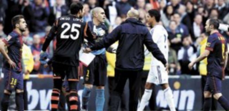 Víctor Valdés fue expulsado al finalizar el encuentro por insultar al colegiado Pérez Lasa. / Reuters