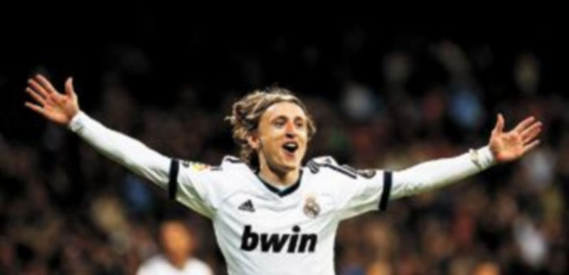 Modric enganchó el balón en la frontal del área y marcó un golazo ante su afición. / Reuters