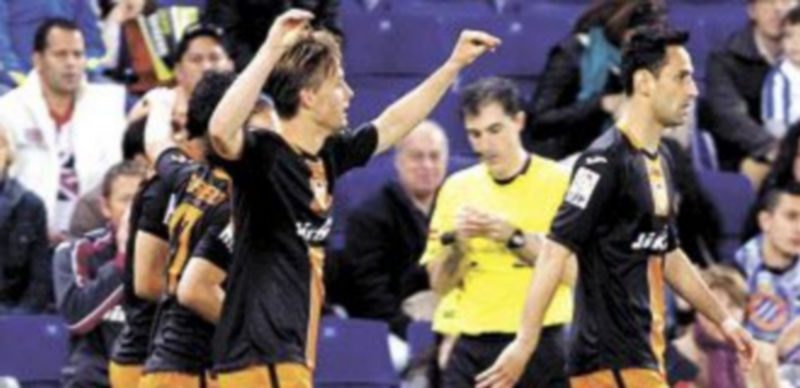 Los jugadores del equipo visitante festejan el tanto de Canales. / Efe