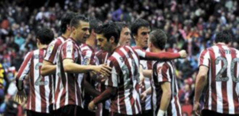 Los jugadores del equipo que dirige Marcelo Bielsa festejan el tanto anotado por Susaeta en la primera mitad del encuentro. / Efe